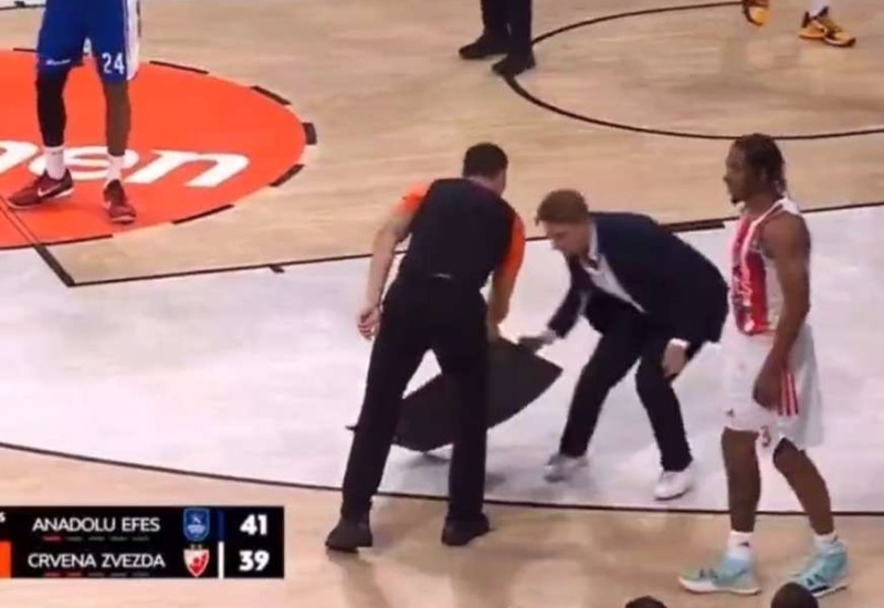 Tokom utakmice, obrušio se dio krova i zamalo ugrozio igrača zvezde