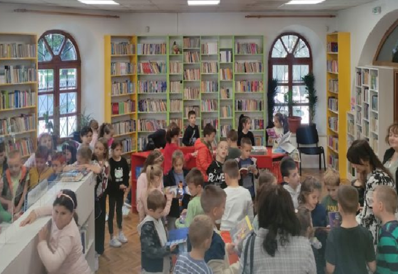 TREBINJE: Osnovci posjetili biblioteku povodom Nedjelje djeteta