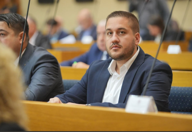 Oglasio se Drinić o prijavi Ćurlića: Moj manir nikada nije bio nasilje