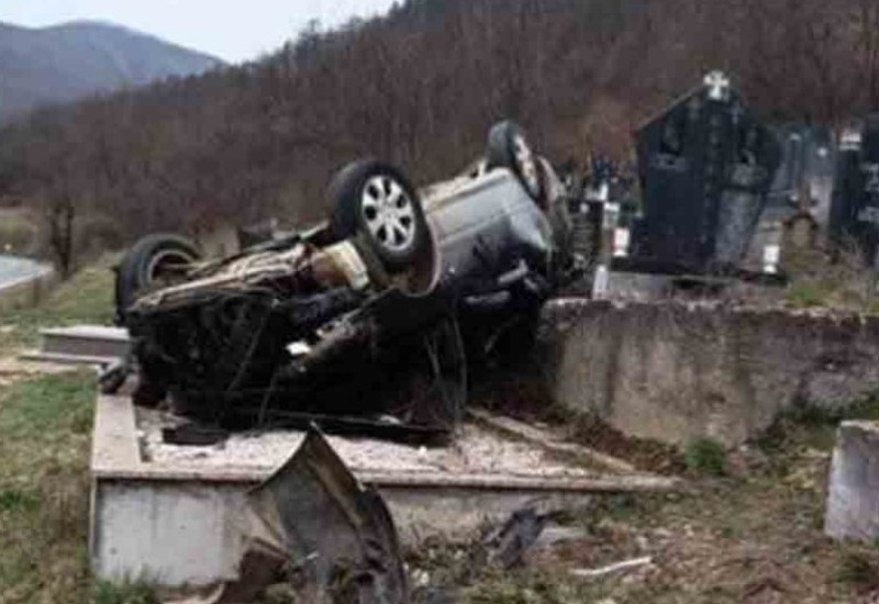 Autom uletio na seosko groblje