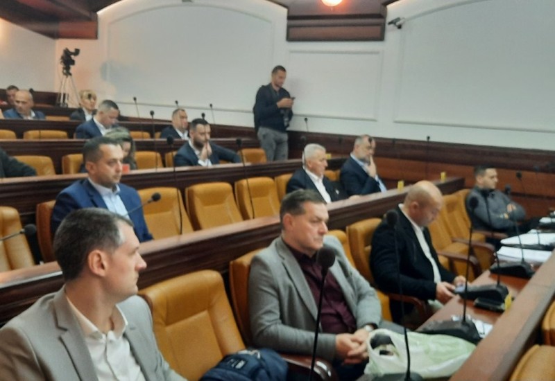 Topić i Lazić nezadovoljni stanjem u naseljima: Rupe i raspala pasarela na Starčevici