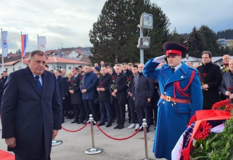 Položeni vijenaci na srpskom vojničkom spomen-groblju "Mali Zejtinlik" u Sokocu