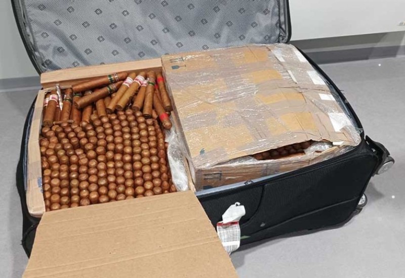Pokušao u koferu da prokrijumčari skoro 2.000 kubanskih tompusa
