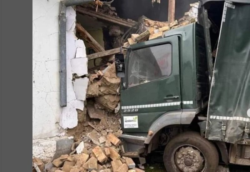 Kamion se zakucao u kuću: Vatrogasci sjekli kabinu, povrijeđen suvozač