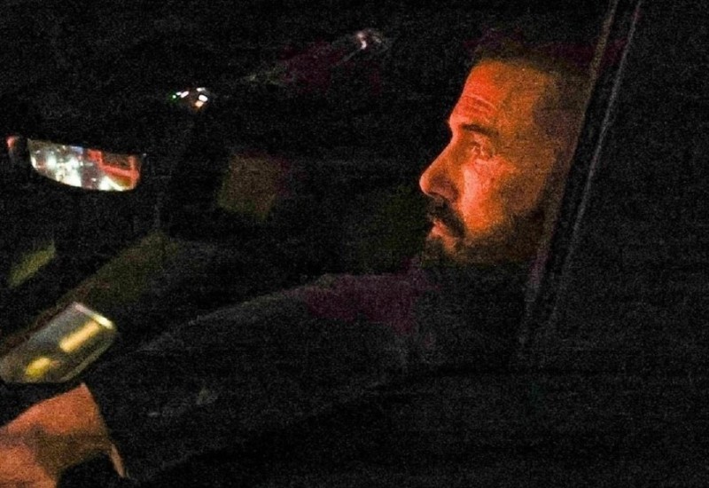 Aflek očajnički posmatra svoj dom koji je na udaru vatrene stihije