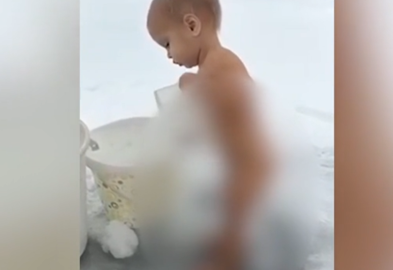 Čeliči se od malih nogu: Ovaj dečak potpuno go i bos stoji na ledu i poliva se vodom