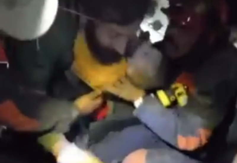 Spasioci u Turskoj izvukli bebu, preživjela pod ruševinama tri dana (VIDEO)