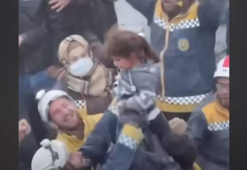 Okupljeni narod oduševljen: Ispod ruševina spasena petočlana porodica (VIDEO)