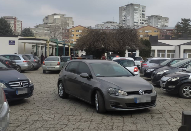 Roditelji učenika ogorčeni: Dvorište banjalučke škole pretvoreno u parking (FOTO)