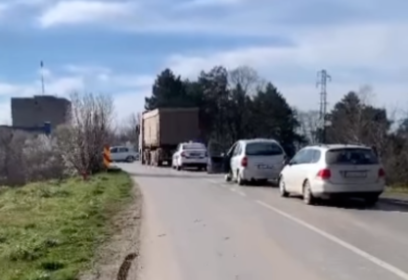 Poginula osoba na mostu, tijelo pokriveno čaršavom i dalje stoji na putu (VIDEO)