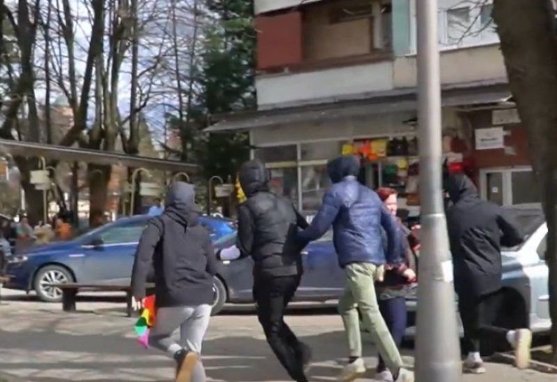 Misija OEBS o otimanju LGBT zastave u Banjaluci: Nadležni da djeluju brzo i počinioce privedu pravdi