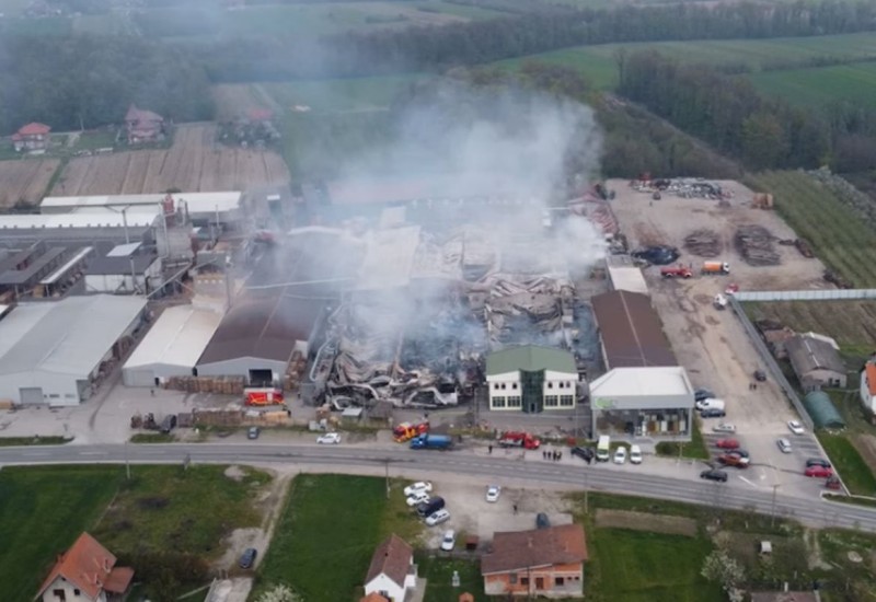 Pogledajte razmjere velikog požara u bijeljinskom preduzeću (VIDEO)