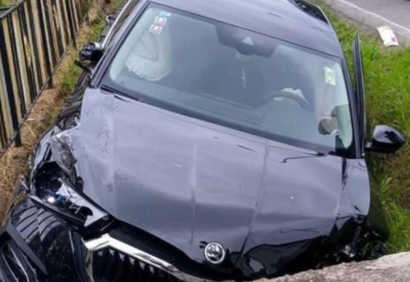 Nesreća u Banjaluci: “Škoda” završila u kanalu pored puta, povrijeđena žena koja je vozila