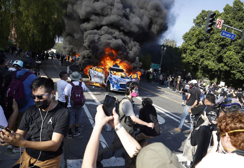 Haos u Los Anđelesu: Vojska se sukobila sa demonstrantima, automobili gore (FOTO, VIDEO)