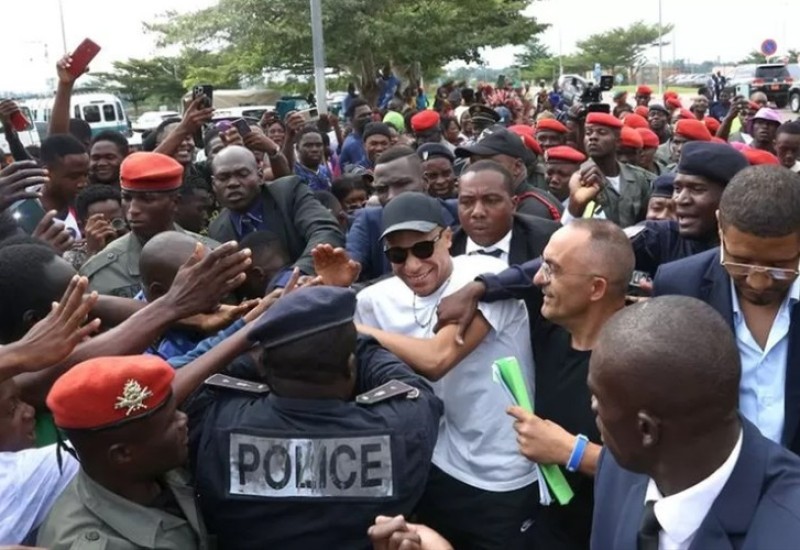 Mbape stigao u Kamerun i izazvao opštu pometnju, na ulicama vojska i oklopna vozila