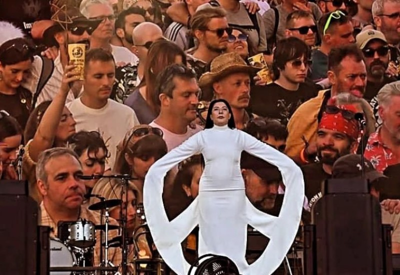 PERFORMANS: Na poziv Marine Abramović, 250.000 ljudi na festivalu u Britaniji ćutalo sedam minuta