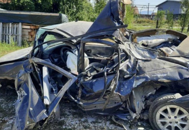 Brza vožnja prekinula sve: Mladić poginuo, automobil uništen skroz