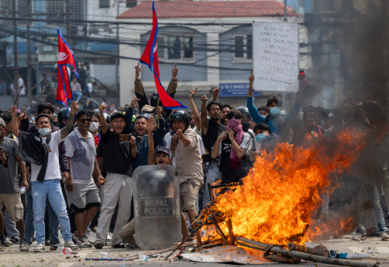 Padaju glave zbog DRUŠTVENIH MREŽA: Supruga bivšeg premijera Nepala SPALJENA ŽIVA u demonstracijama