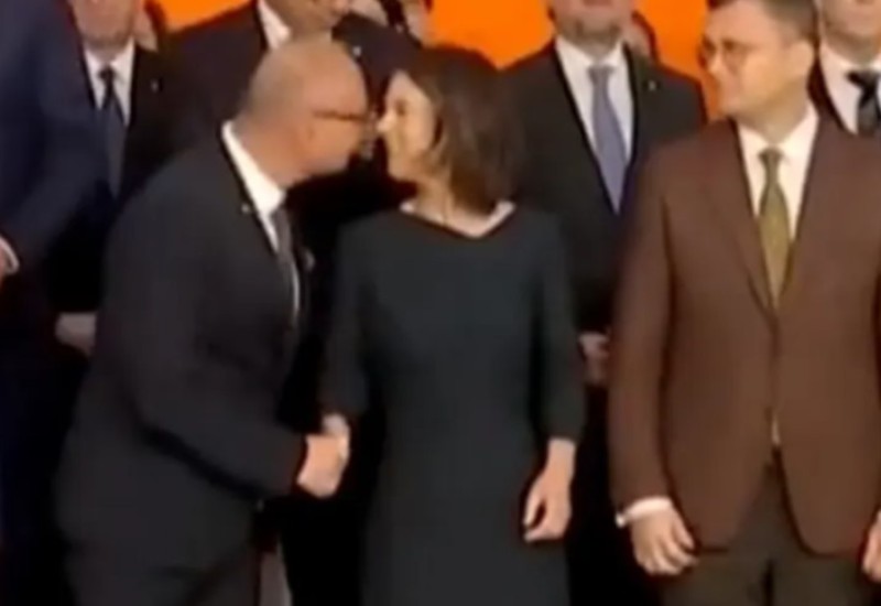 Ministar na udaru kritika: Od nespretnog poljupca do brutalnih uvreda VIDEO