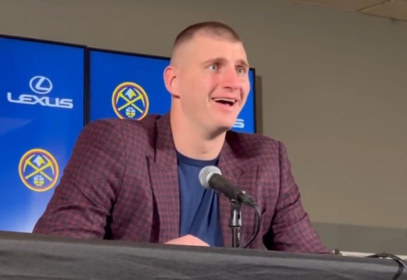 Opet Nikola Jokić: Novinarka pala sa stolice, pa "pao" i on ali od smijeha (VIDEO)