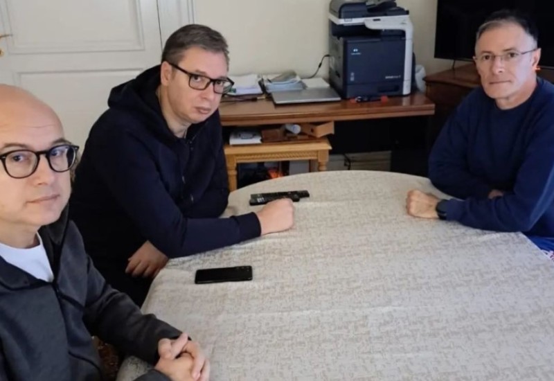 Vučić sa Vučevićem i generalom Mojsilovićem: Nema predaje!
