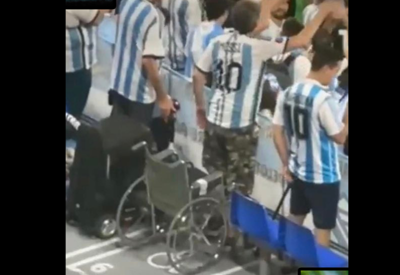 Prevara ili magija fudbala: Navijač Argentine ustao iz invaliskih kolica!