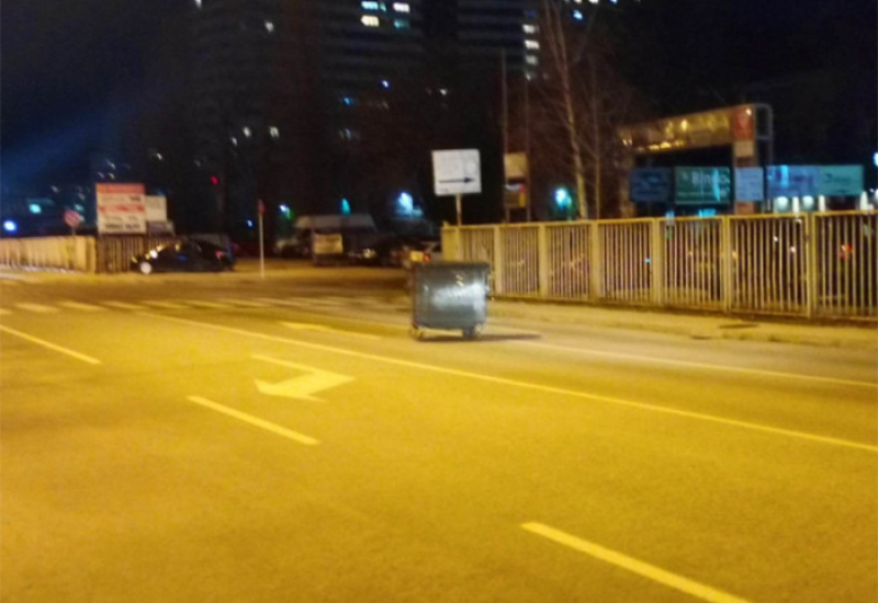 Vjetar oduvao kontejner na ulicu