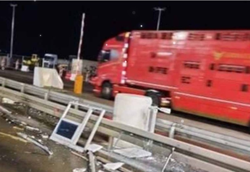 Kamiondžija zaspao za volanom pa udario u kućicu za naplatu putarine