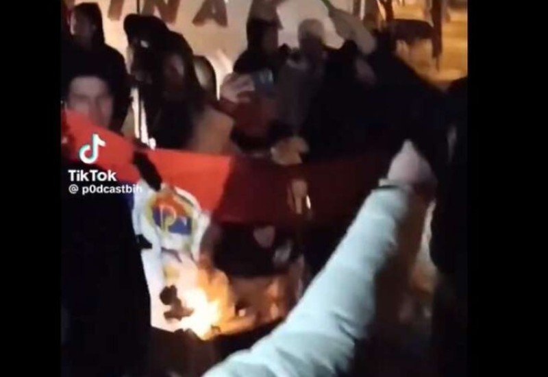 Na Dan Republike ZAPALJENA ZASTAVA SRPSKE: U Zenici uzvikali "Alahu ekber" i "Tekbir"