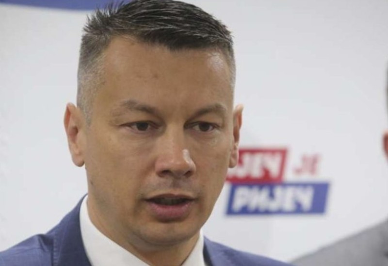 Nešić: Federalni MUP i Isak odmah da reaguju i procesuiraju lica koja su zapalila zastavu Srpske