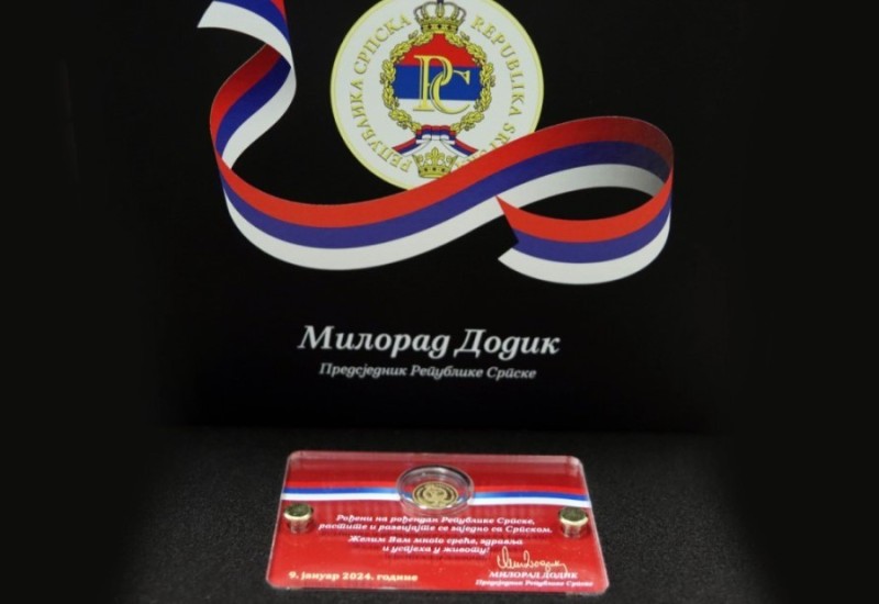 Dodik darivao zlatnikom 25 beba rođenih na 9. januar