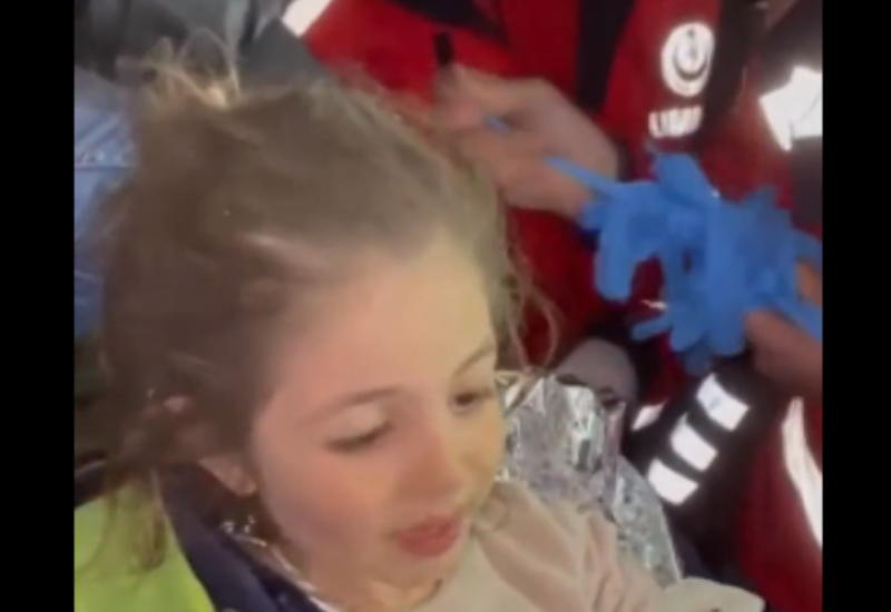 Djevojčica nakon izvlačenja ispod ruševina odbila vodu, njen odgovor nasmijao spasioce (VIDEO)