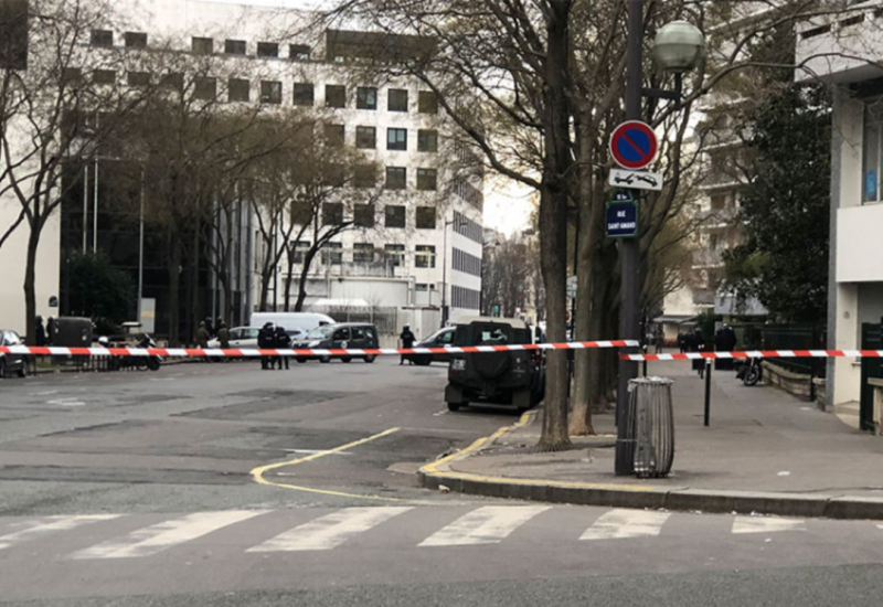 Muškarac puca sa balkona u Parizu, policija je zatvorila okolne ulice