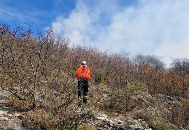 Požar kod Klobuka pod kontrolom, naselja nisu ugrožena
