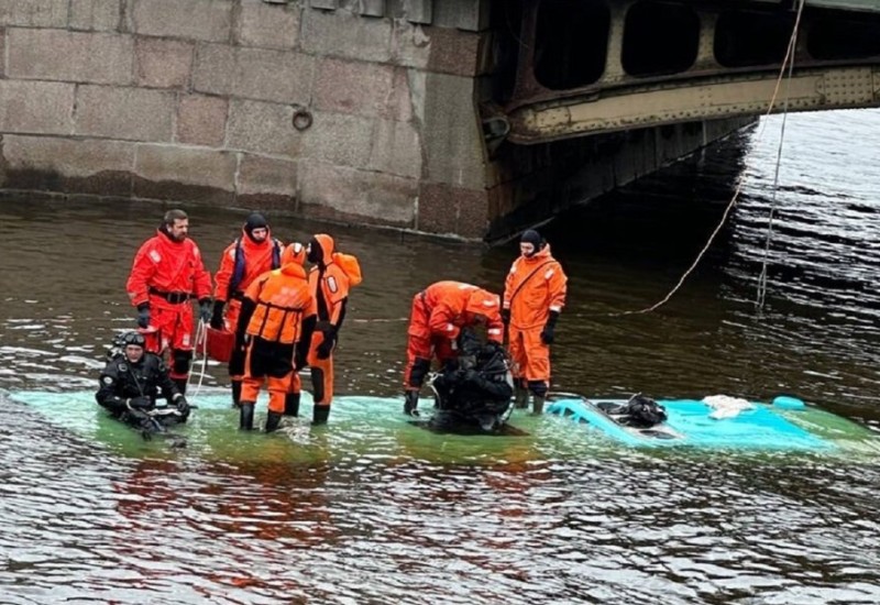 Šire se stravični snimci: Autobus sa putnicima lelujao po putu pa sletio u rijeku VIDEO