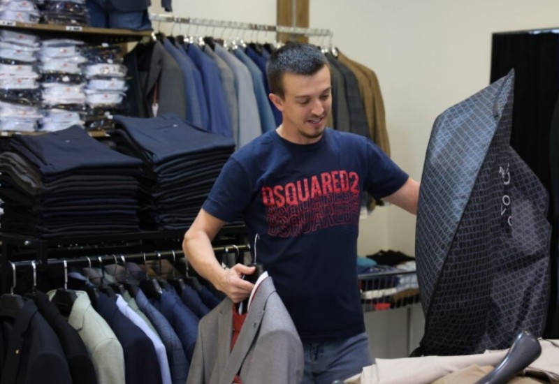 Trgovac iz Banjaluke maturantima GODINAMA POKLANJA ODIJELA i pomaže UGROŽENIM PORODICAMA
