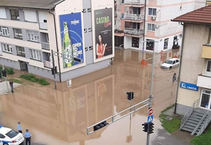 Jaka kiša poplavila ulice u Doboju, jedna zatvorena za saobraćaj