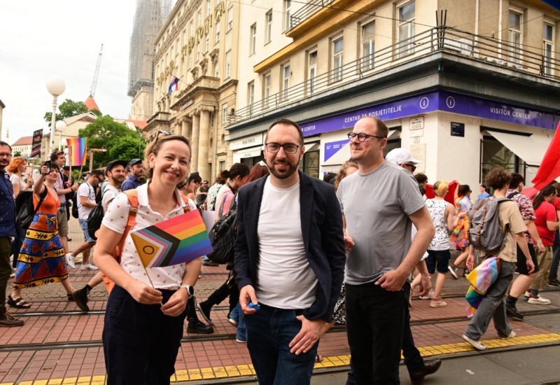 Hiljade ljudi na Paradi ponosa u Zagrebu, učestvuje i gradonačelnik