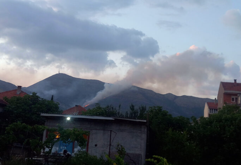 "Borimo se" Vatra STIGLA BLIZU KUĆA, požar kod Trebinja gasi helikopter MUP