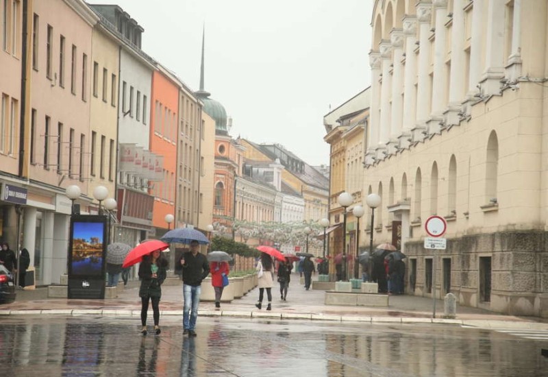 Tokom dana prolazno naoblačenje uz povremenu kišu i pljuskove