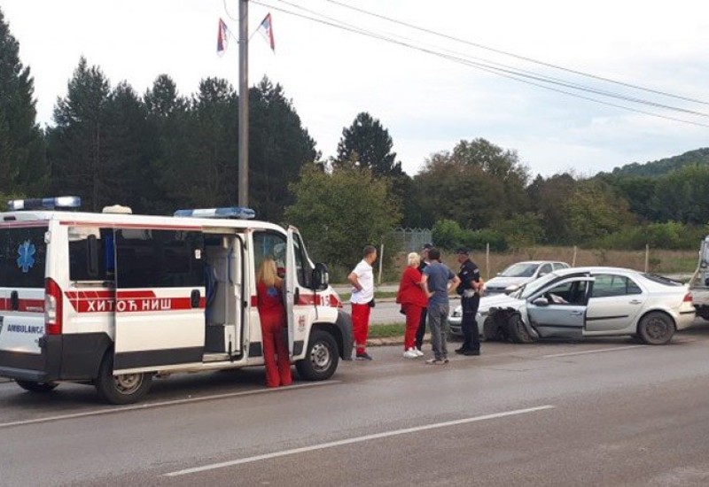Automobil sletio s puta nakon sudara sa kombijem
