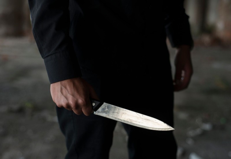 Razbojnik ukrao novac, nožem posjekao radnicu po licu