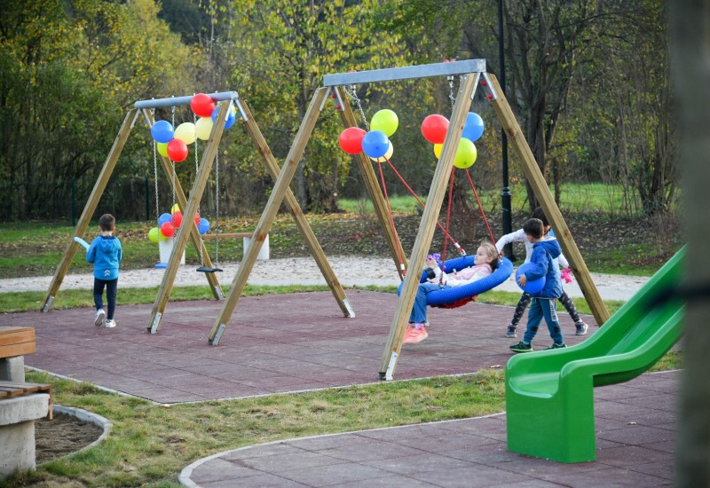 Mališani iz naselja Kočićev vijenac dobili novo dječije igralište