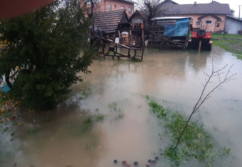 Voda se izlila i u Dragočaju, neizvjesna noć pred mještanima