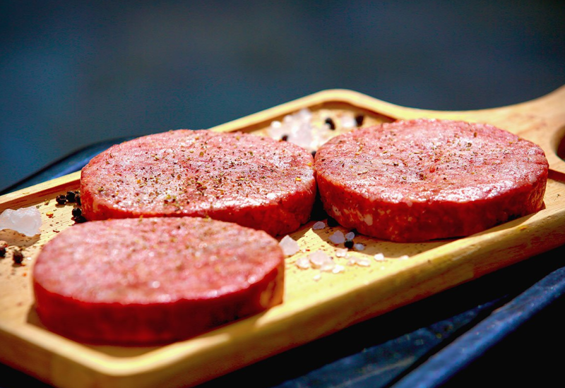 U Britaniji jedu hranu za životinje, hranu podgrijavaju pomoću svijeća