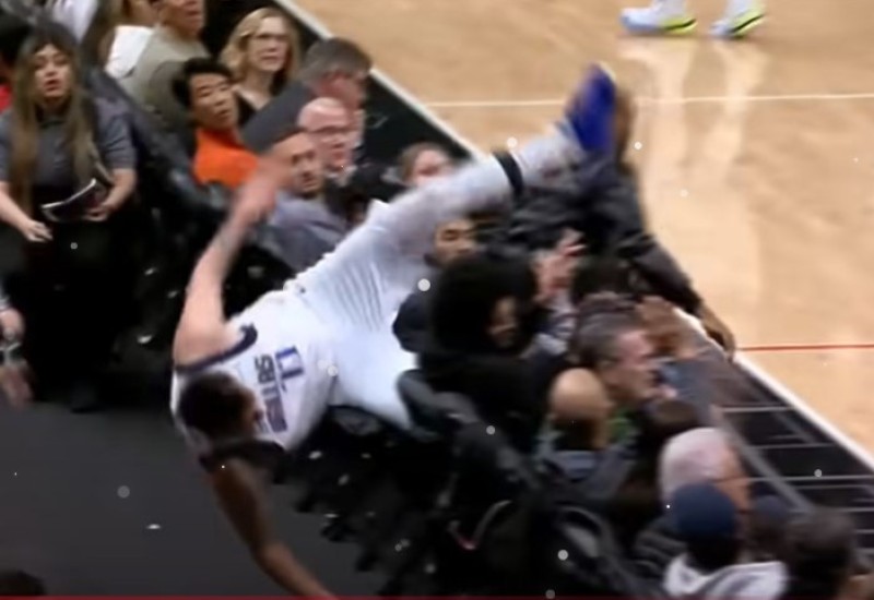 Stravičan pad Luke Dončića preko publike (VIDEO)