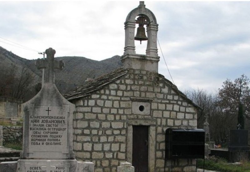 Oskrnavljeno groblje u rodnom selu Svetog Vasilija Ostroškog