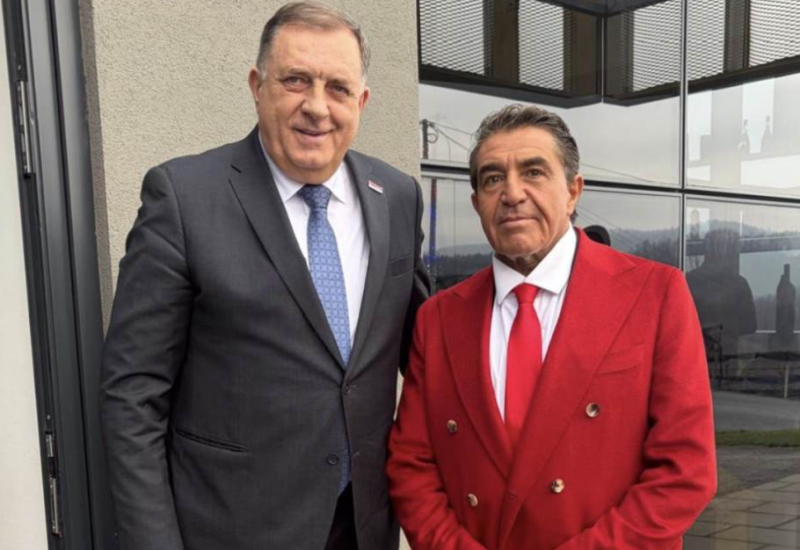 Modni "stejtment" Paola Zampolija: Šta nam je poručio crvenim odijelom