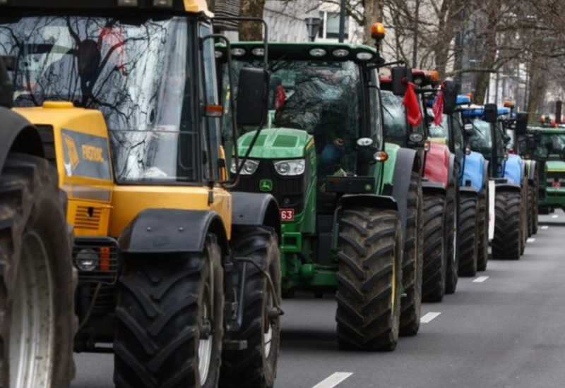 Uprkos zabrani, kolona traktora krenula prema Hagu (VIDEO)
