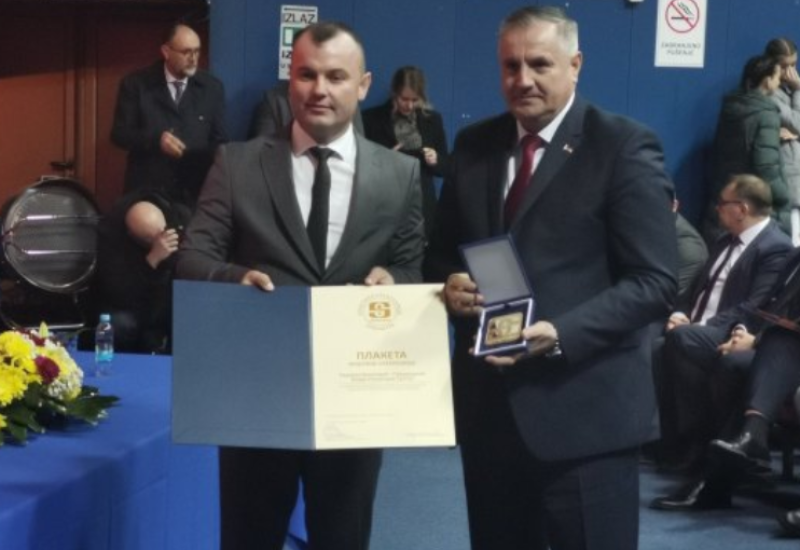 Viškoviću uručena plaketa sa zlatnim grbom opštine Srebrenica